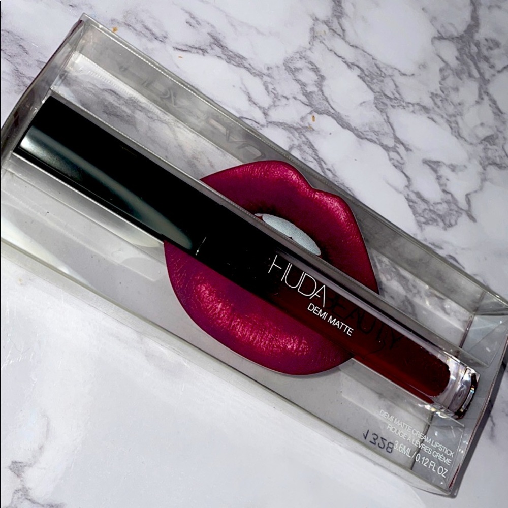 Hudabeauty matte lipstick 😍 - Picture 1 of 3